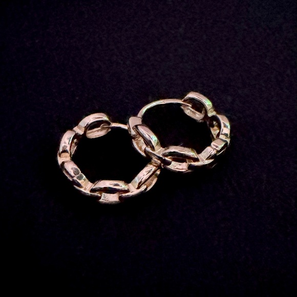 18k Yellow Gold Plated Chain Link Huggie Earrings - Picture 3 of 4